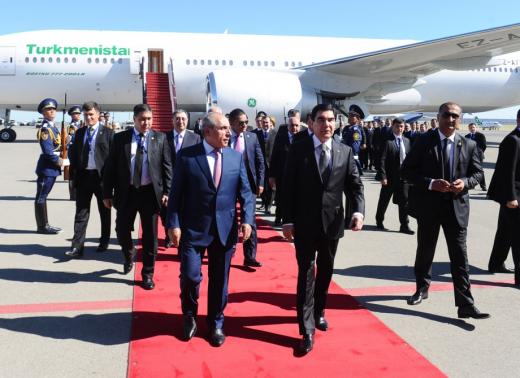 Президент Туркменистана прибыл с визитом в Азербайджан