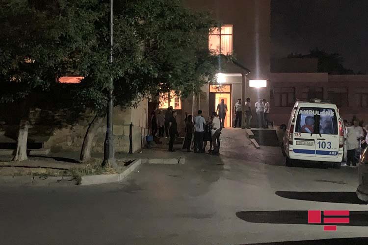 В Баку два человека получили ножевые ранени