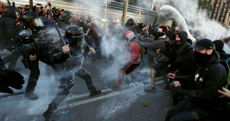 В Барселоне вновь начались столкновения протестующих и полиции
