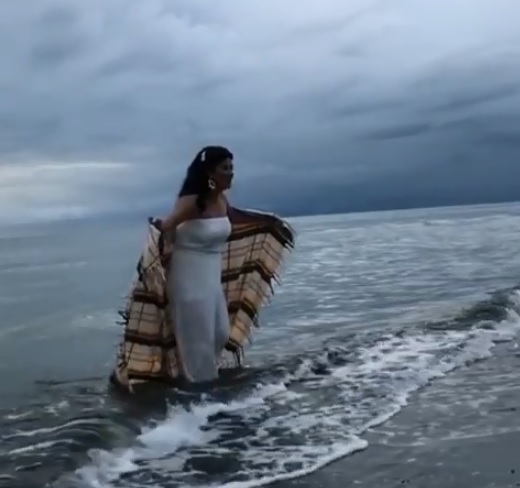 Азербайджанская певица ради этого полезла в холодную воду - ВИДЕО