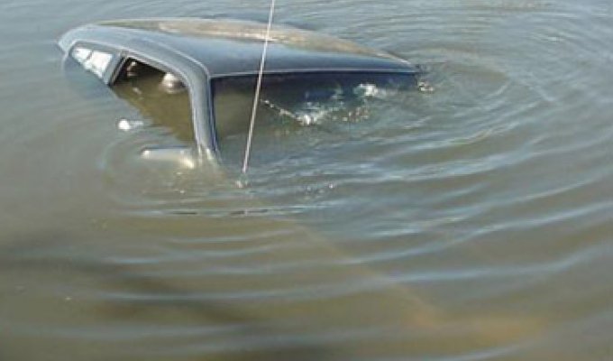 В Азербайджане автомобиль упал в водоканал: есть погибший