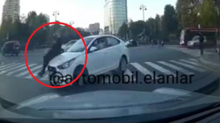 Распространились кадры автонаезда на азербайджанского правозащитника - ВИДЕО