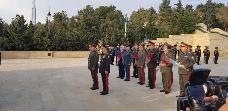 Министры обороны стран-членов СНГ возложили венок к мемориалу вечного огня в Баку - ФОТО