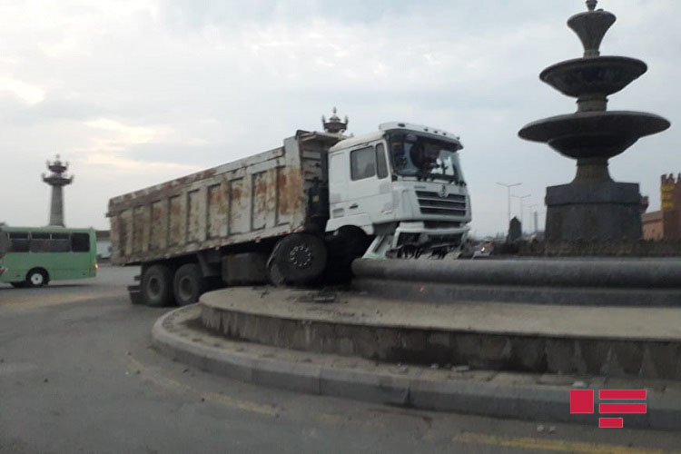 В Гяндже грузовик врезался в фонтан - ФОТО