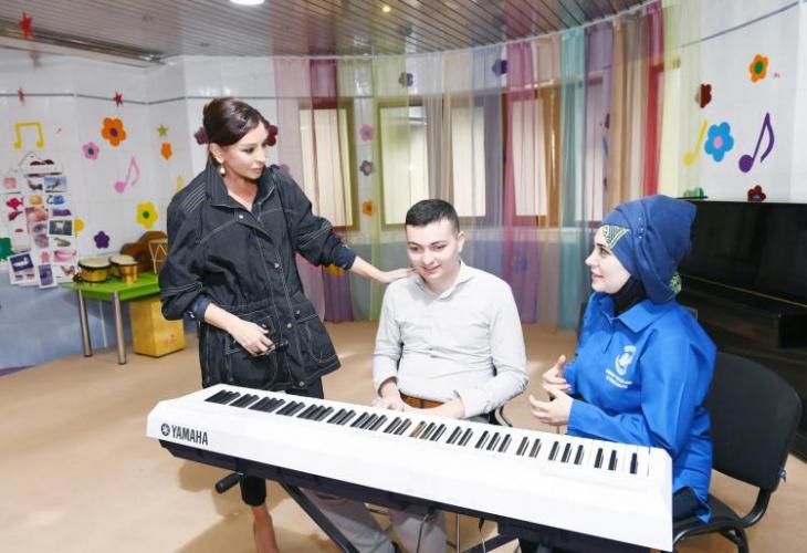 Мехрибан Алиева посетила Центр реабилитации для детей с синдромом аутизма - ФОТО