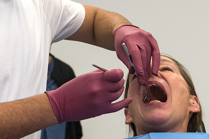 Стоматолог удалил пациенту самый длинный в истории зуб
