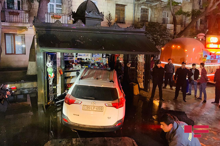 Уснувший водитель снес светофор и протаранил киоск в Баку - ФОТО