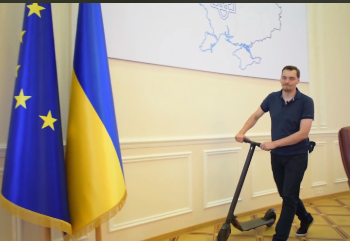 Новый премьер Украины прокатился по Кабмину на самокате  - ВИДЕО