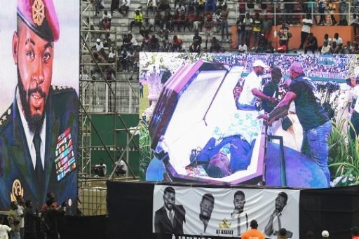 В Кот-д’Ивуаре фанаты на похоронах DJ Arafat вскрыли его гроб и раздели
