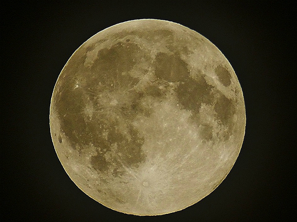 Ученые обнаружили на обратной стороне Луны «странное вещество»
