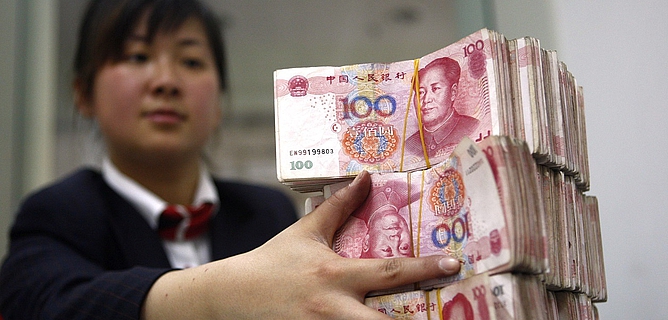 Китай вновь ослабил юань к доллару до очередного 11-летнего минимума
