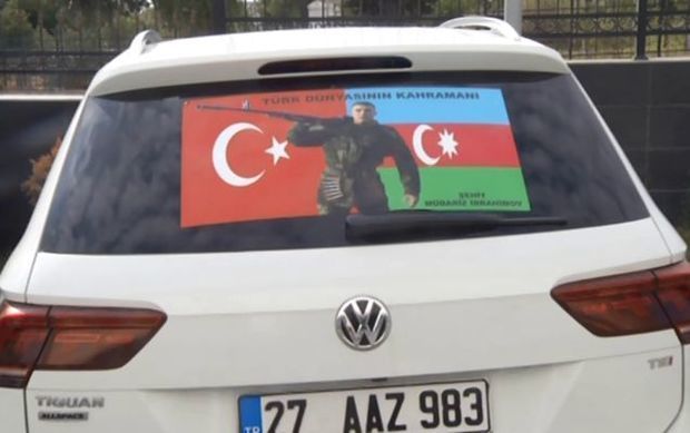 Гражданин Турции наклеил на машину плакат с национальным героем Азербайджана - ВИДЕО