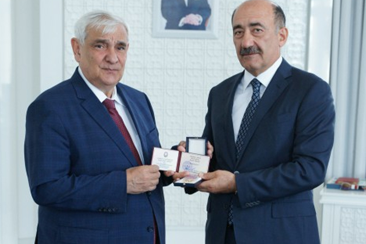 В Азербайджане вручили награды деятелям культуры и литературы - ФОТО