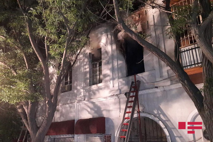 В центре Баку сгорела квартира, есть пострадавшие - ФОТО