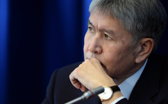 Суд в Киргизии оставил Атамбаева под арестом
