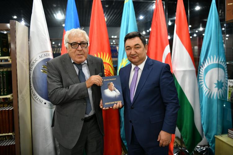 Президент Международной тюркской академии встретился с азербайджанским писателем - ФОТО