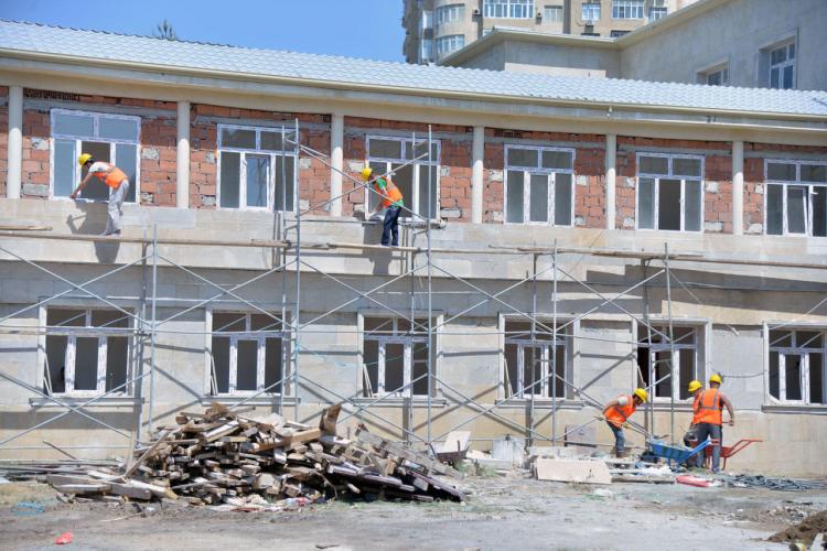 В Баку заново отстраиваются здания семи школ
