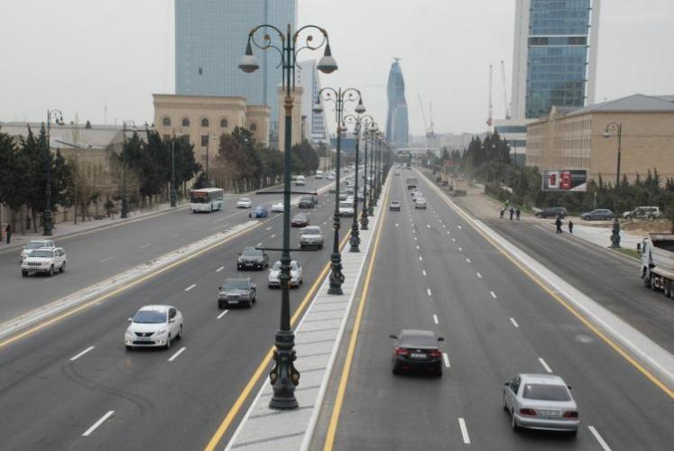 На центральном проспекте Баку строится 60-метровый пешеходный переход