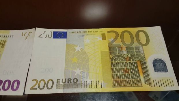 В Баку хотели обменять в банке фальшивую валюту