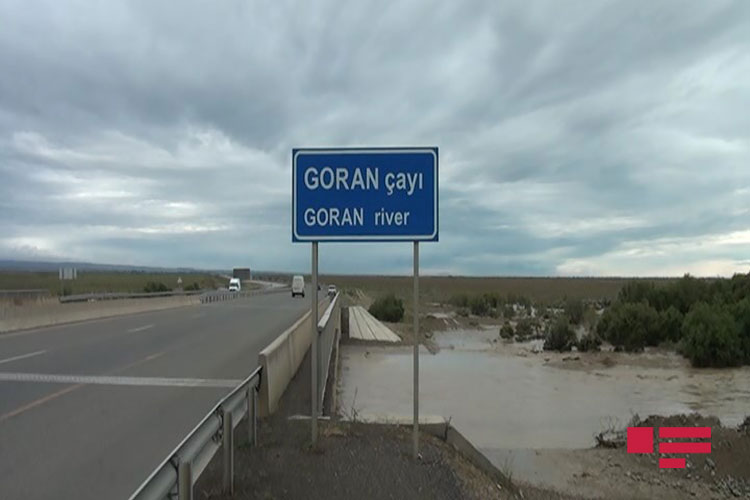 Из-за дождей в Азербайджане река вышла из берегов - ФОТО