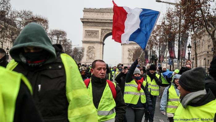 В Париже на протестах "желтых жилетов" задержали  90 человек