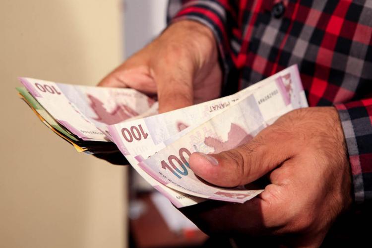 Среднемесячная зарплата в Азербайджане достигла 588 манатов
