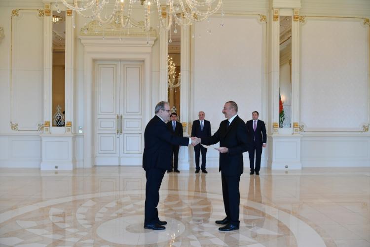 Ильхам Алиев принял верительные грамоты послов Латвии и Великобритании- ФОТО