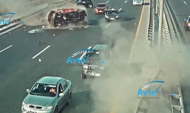 Кадры жуткой аварии на аэропортовской дороге  в Баку - ВИДЕО