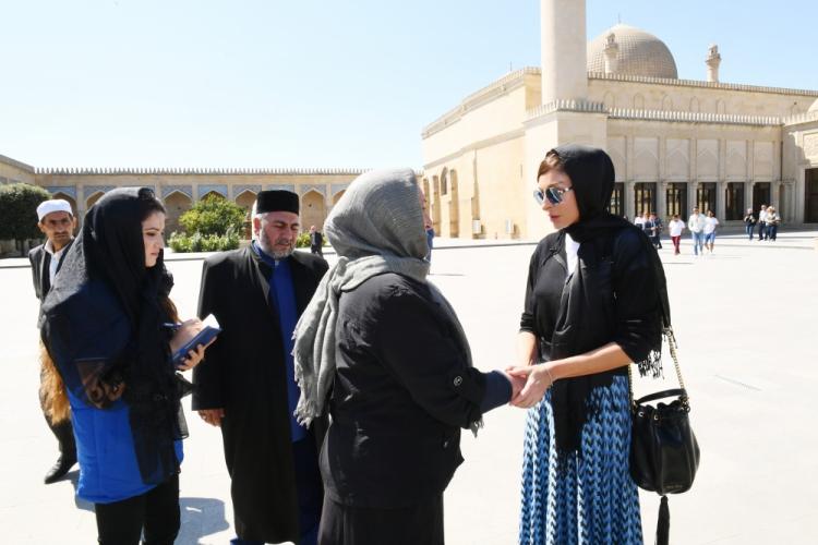 Мехрибан Алиева побывала в шамахинской Джума-мечети 