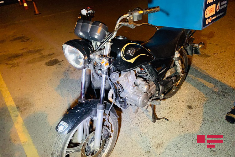 В Баку мотоцикл столкнулся с автомобилем, есть раненый - ФОТО - ВИДЕО 