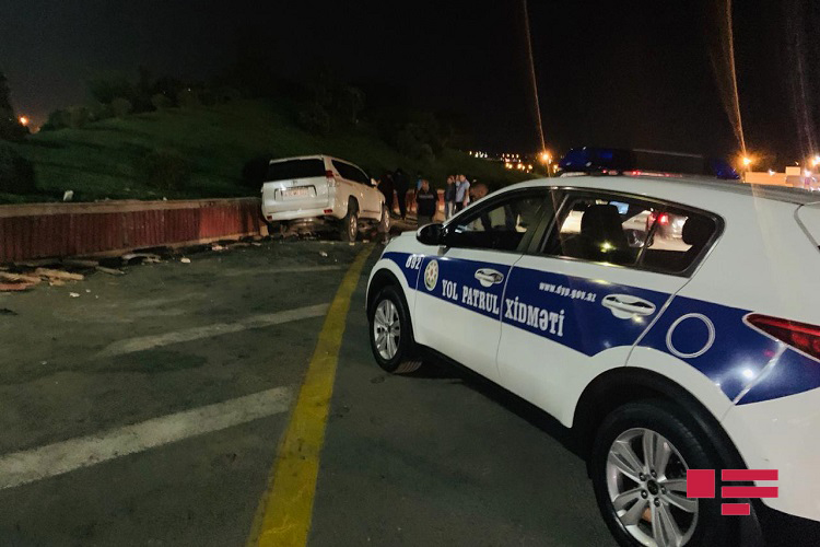  ДТП с Toyota Prado вызвало пробку на трассе Баку-Сумгайыт - ФОТО