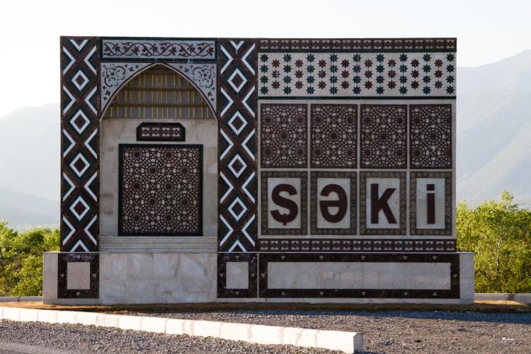 В Шеки студентка колледжа упала с аттракциона
