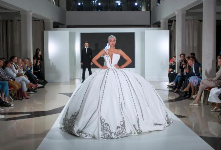 Азербайджанская модель надела платье весом в 40 килограмм - ФОТО