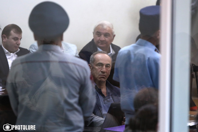 Суд в Ереване оставил под арестом Роберта Кочаряна
