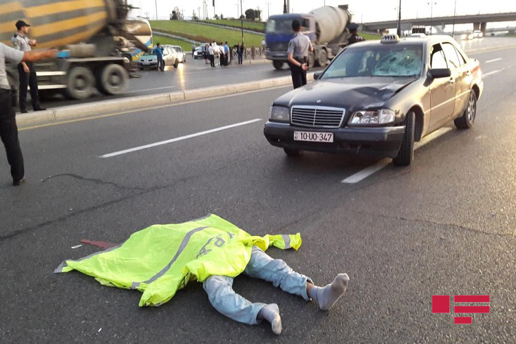 Такси насмерть сбило пешехода у станции метро в Баку - ФОТО