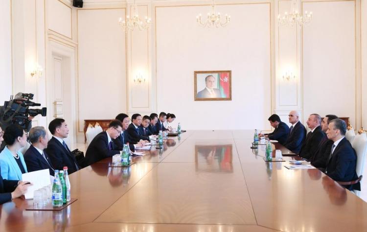 Ильхам Алиев принял председателя Постоянного комитета Всекитайского собрания народных представителей 