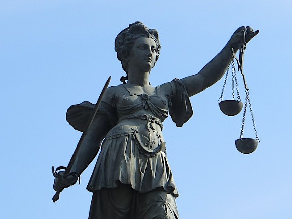 Во Франции писателя оштрафовали на 3 тыс. евро за исламофобию