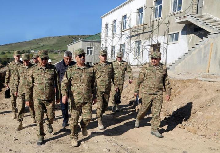 Министр обороны Азербайджана посетил воинские части в прифронтовой зоне