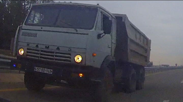 В Азербайджане "КамАЗ" выехал на скоростную полосу против движения - ВИДЕО