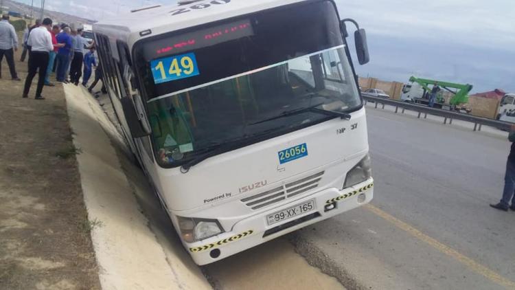 В Гарадагском районе Баку пассажирский автобус попал в ДТП - ФОТО