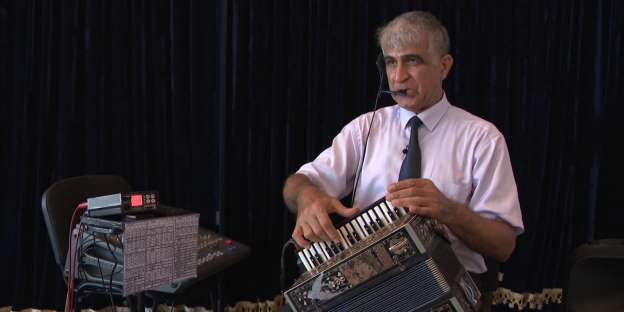 Азербайджанец создал гармонь, издающую звуки 900 инструментов - ВИДЕО