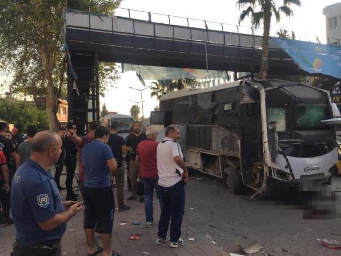 В Турции взорвался автобус с полицейскими, есть раненые
