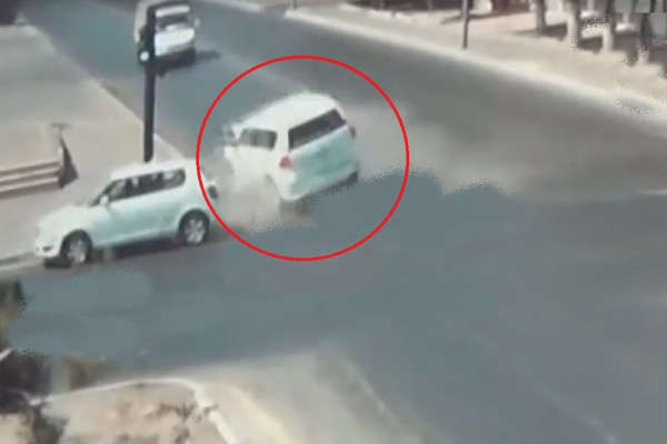 В Баку автомобиль проигнорировал красный цвет и совершил ДТП   - ВИДЕО