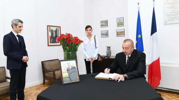 Ильхам Алиев и Мехрибан Алиева посетили посольство Франции