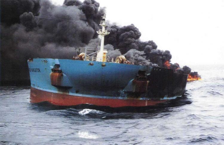 В Южной Корее загорелось грузовое судно

