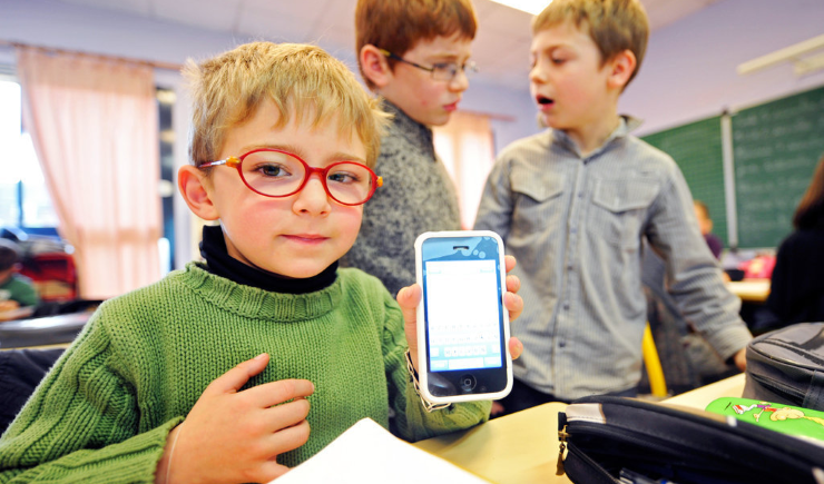 В Азербайджане могут ввести запрет на мобильные телефоны в школах