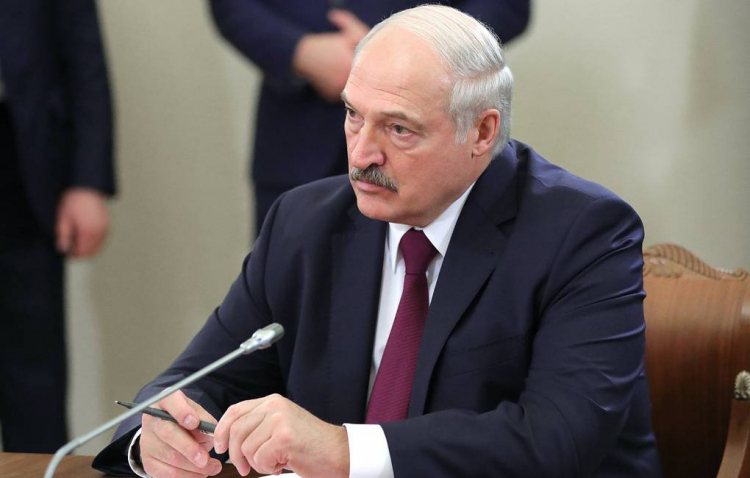 Лукашенко распорядился заполнить нефтяные хранилища
