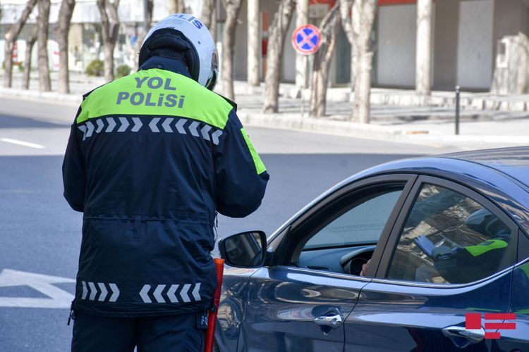 Дорожная полиция Баку оштрафовала 1467 водителей и пассажиров, нарушивших карантинный режим