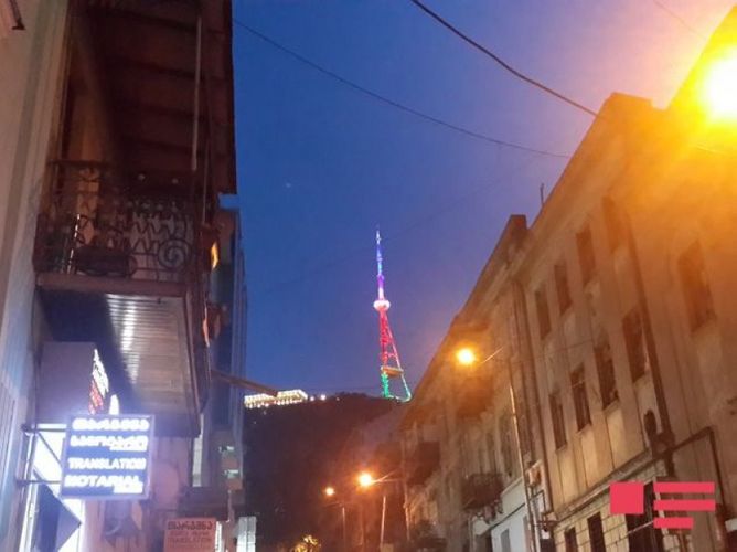 Тбилисская телебашня окрасилась в цвета флага Азербайджана