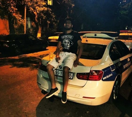 Взобравшийся на полицейский автомобиль житель Баку получил 15 суток  